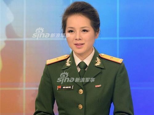 军事直播间女主持人的风采，揭秘神秘面纱下的真实身份，军事直播间女主持人揭秘，真实身份与风采展示