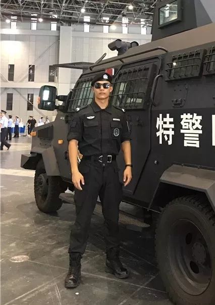 特警与军人的对比，能力、职责与贡献，特警与军人，能力、职责与贡献的对比解析