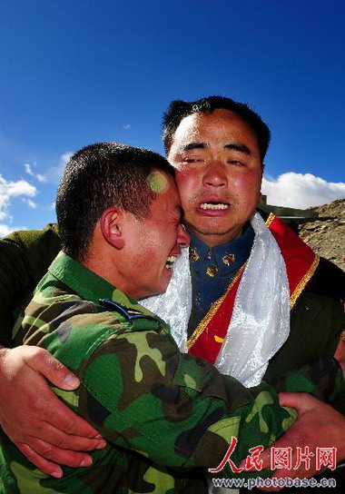 西藏老兵打新兵，反思与探讨背后的深层问题，西藏老兵打新兵事件背后的深层问题反思与探讨