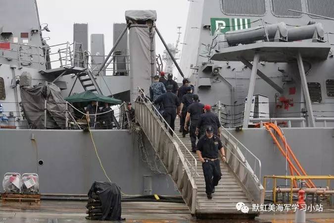 雷号驱逐舰舰长英勇救人，无畏精神的典范，雷号驱逐舰舰长英勇救人，无畏精神的典范典范