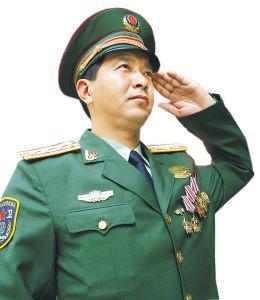 丁晓兵负伤照片背后的故事与拍摄者揭秘，丁晓兵负伤照片背后的故事，揭秘拍摄者与英雄瞬间