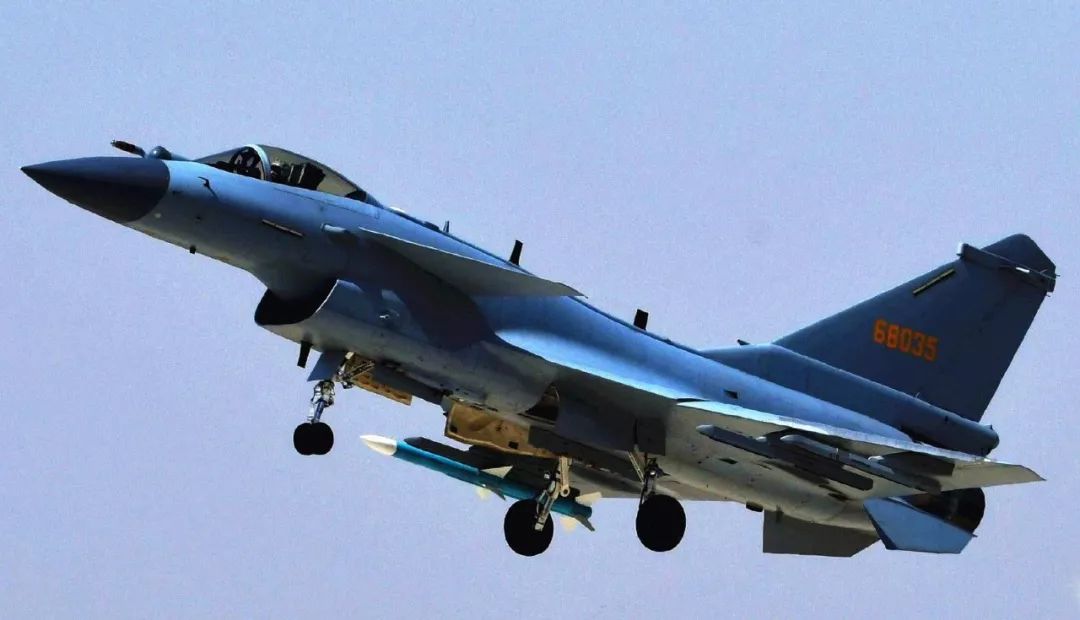 中国空军16架战机的力量展示与战略意义，中国空军战机编队的力量展示与战略意义解析