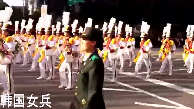 阅兵方阵里士兵们的全副武装，英勇无畏的力量展现，阅兵方阵中的全副武装士兵，英勇无畏的力量展示