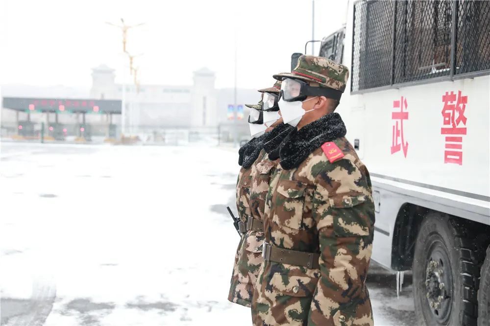 武警新式常服棉大衣，功能与设计的完美结合，武警新式常服棉大衣，功能与设计的巅峰融合