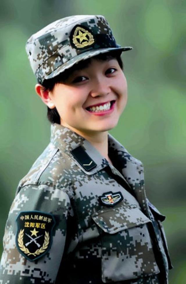 解放军女士兵图片大全，展现巾帼英雄的风采，解放军女士兵风采，巾帼英雄图片大全