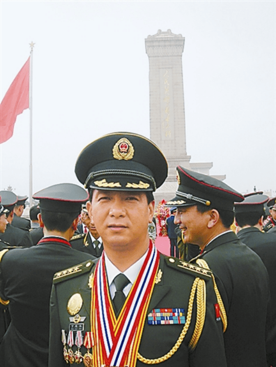 独臂将军丁晓兵与李幼斌，不屈的战士与银幕英雄，独臂将军丁晓兵与李幼斌，不屈战士与银幕英雄的故事