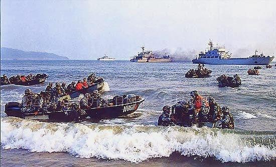 美舰穿越台湾海峡