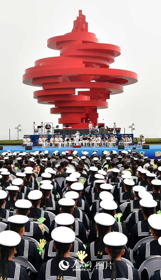 海军70周年阅舰式在五四广场的壮丽展现，海军70周年阅舰式壮丽展现五四广场盛况空前
