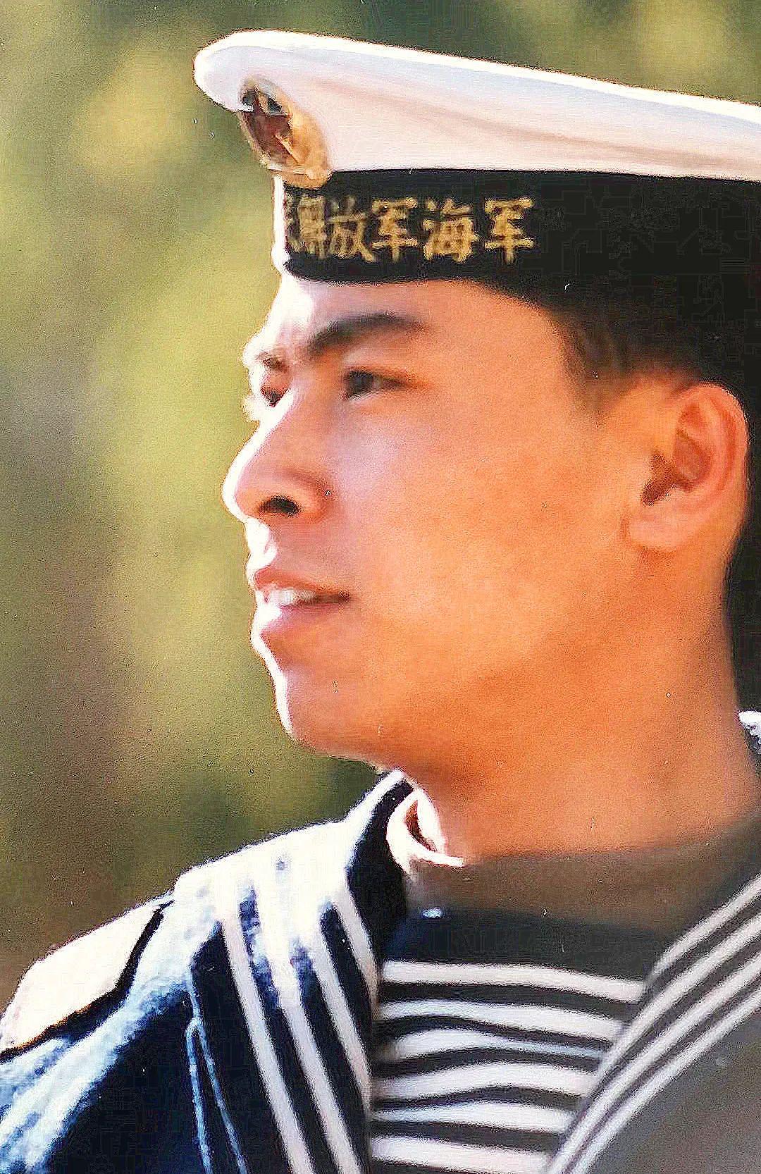 海军战士照片，展现英勇无畏与坚韧不拔的精神风貌，海军战士英勇风貌，无畏坚韧，展示军魂风采