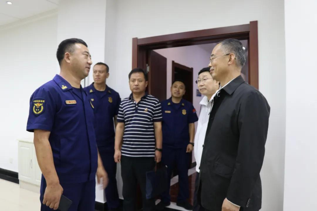 辽宁舰中秋海报惊艳亮相，传承文化与创新科技的完美结合，辽宁舰中秋海报展现文化传承与创新科技的完美融合
