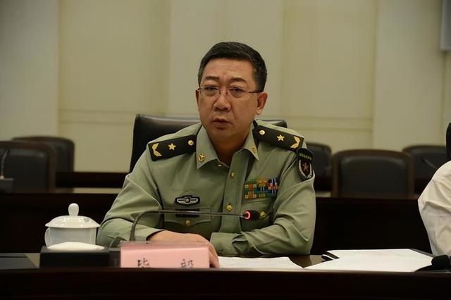 国防部长与军区司令，职责与角色的差异，国防部长与军区司令职责差异解析