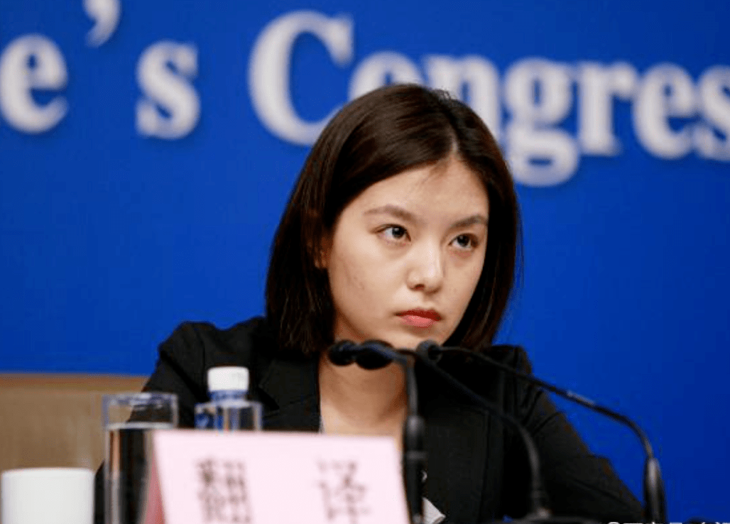 军事频道女主持人丁丽的魅力之旅，军事频道女主持人丁丽，魅力之旅探秘之旅