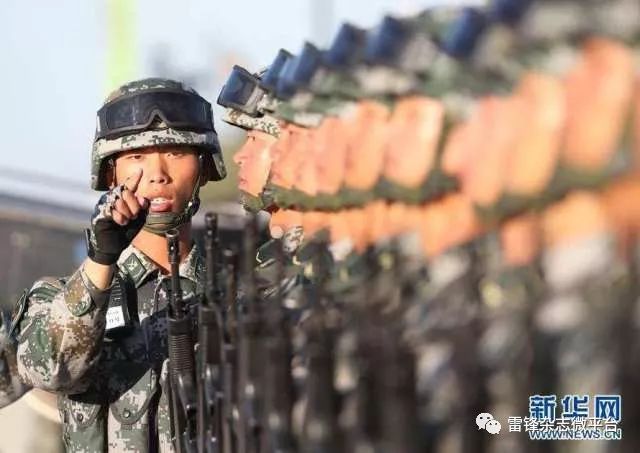 士兵的荣耀与坚韧，回顾97年阅兵中的士兵倒下视频，士兵荣耀与坚韧的瞬间，回顾阅兵中的英勇倒下时刻