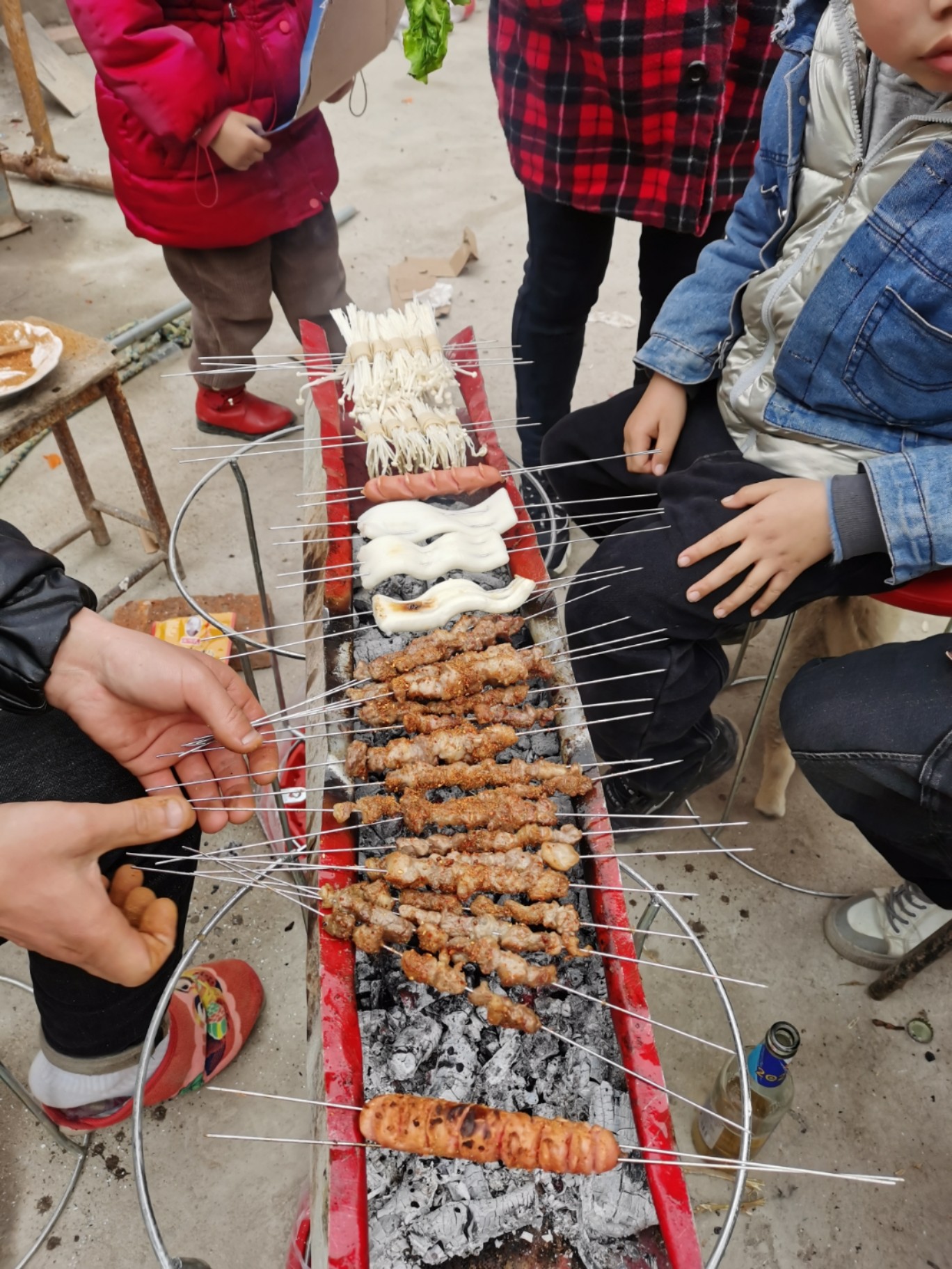 今天全家人一起烤串的美好时光，家庭烤串欢乐时光