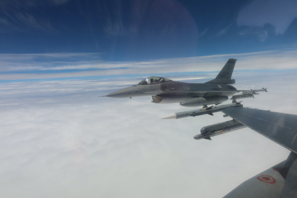 台军战机锁定轰-6K与歼-16，海峡两岸空中力量对比解析，海峡两岸空中力量对比，台军战机与歼轰-6K及歼-16的较量解析