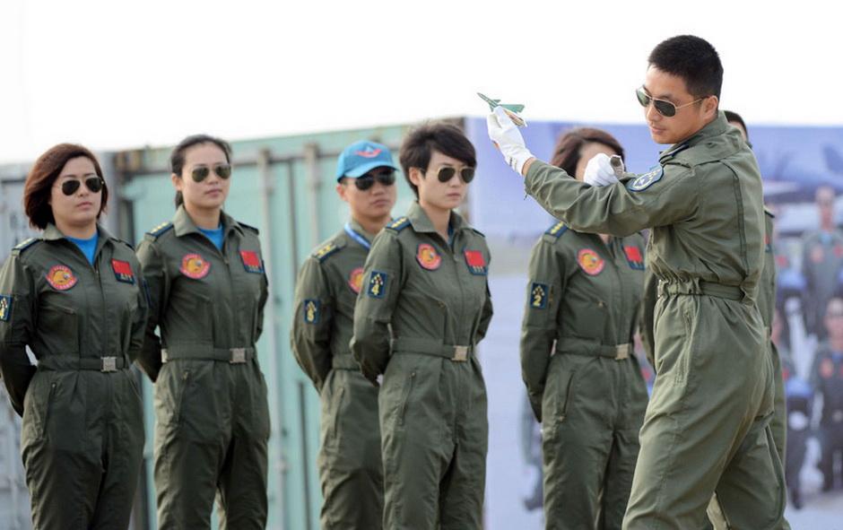 中国歼击机女飞行员现役，突破传统，展翅蓝天，中国首位歼击机女飞行员现役，突破传统，蓝天展翅飞翔