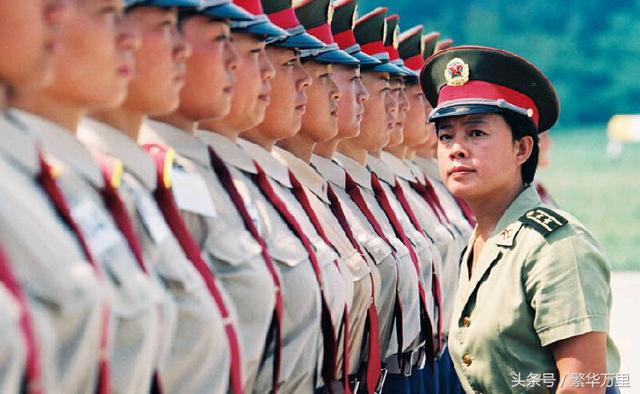 关于中国军队更换军服频率，为何05式军服仅服役三年？，揭秘中国军队军服更换频率，为何05式军服仅服役三年？