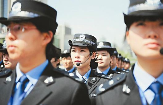 丁晓兵与女子救护队员的爱情故事，丁晓兵与女子救护队员的深情之旅