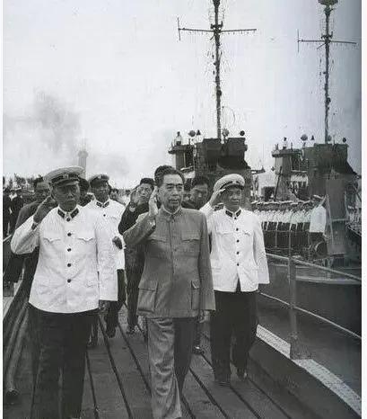 辽宁舰前身瓦良格号的艰难回国路，瓦良格号归国之旅，辽宁舰的前身历经艰辛终于回归之路