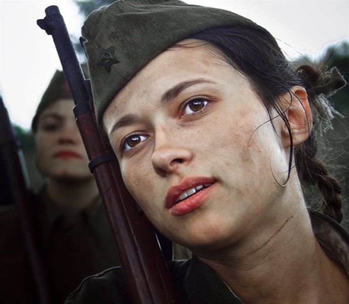 战地女兵电影版，战火中的女性力量，战地女兵电影版，战火中的坚韧女性力量