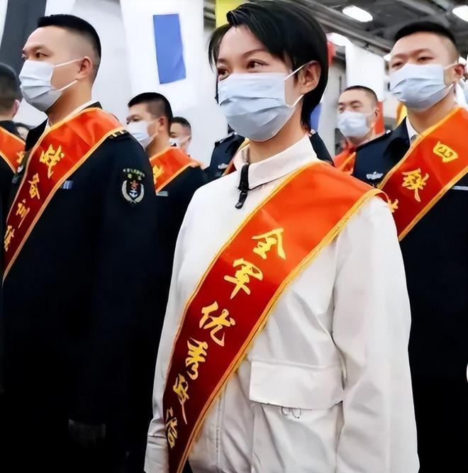 辽宁舰女少校，海军力量的璀璨明珠，辽宁舰女少校，海军力量的闪耀明珠