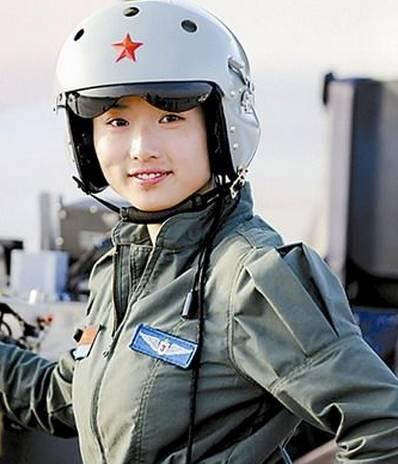 最漂亮的中国女兵图片，展现英勇与美丽的瞬间，英勇与美丽并存，最迷人的中国女兵瞬间图片