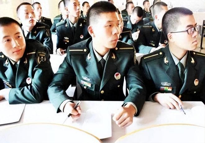大学生报考军校的要求与条件，大学生报考军校的要求与资格详解