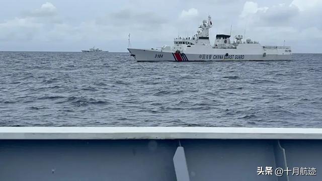 中国海军大连舰成功拦截菲律宾海警船，一次坚决捍卫领土主权的行动，中国海军大连舰成功拦截菲律宾海警船，坚决捍卫领土主权行动展示实力