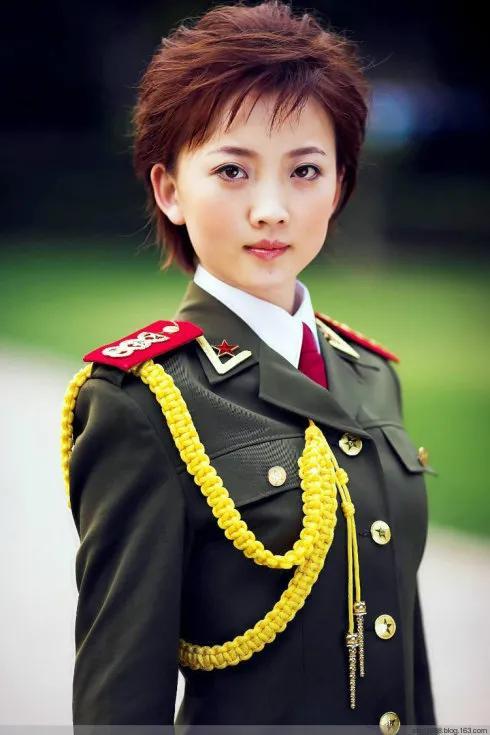 中国女兵，图片中的美丽与力量，中国女兵的美丽与力量，图片展现风采