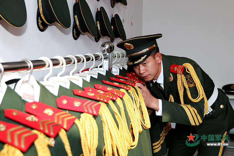 中国武警服装，历史演变与现代风采，中国武警服装的历史演变与现代风采展示