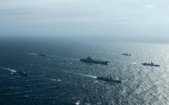 三艘航母靠近中国战舰穿越台湾海峡，区域稳定与大国担当的展现，三艘航母穿越台湾海峡，展现区域稳定与大国的担当