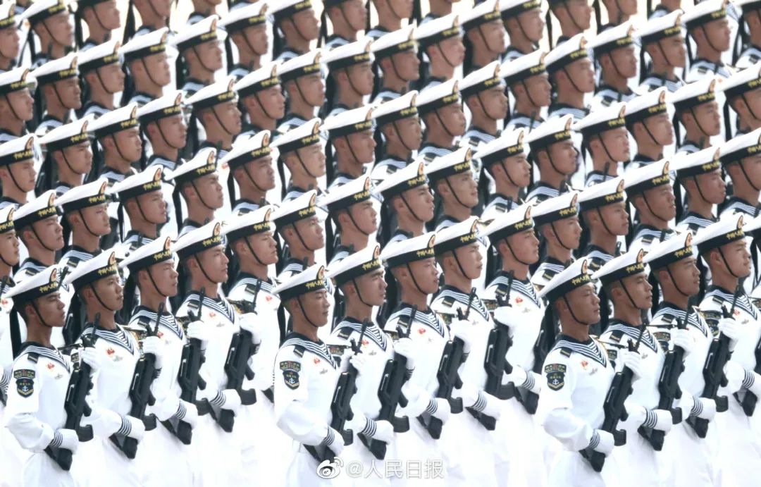 阅兵方阵里士兵们个个腰杆挺直——展现国家力量与荣耀的象征，阅兵方阵中的士兵，国家力量与荣耀的象征