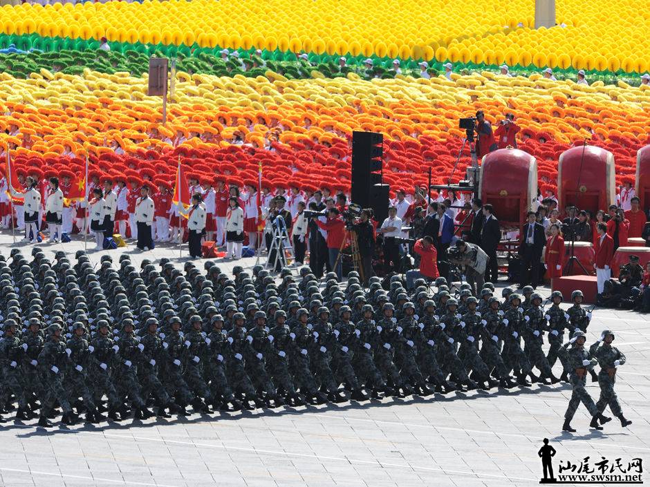 揭秘，谁是2009年国庆阅兵解说员？，揭秘，2009年国庆阅兵解说员身份揭晓！