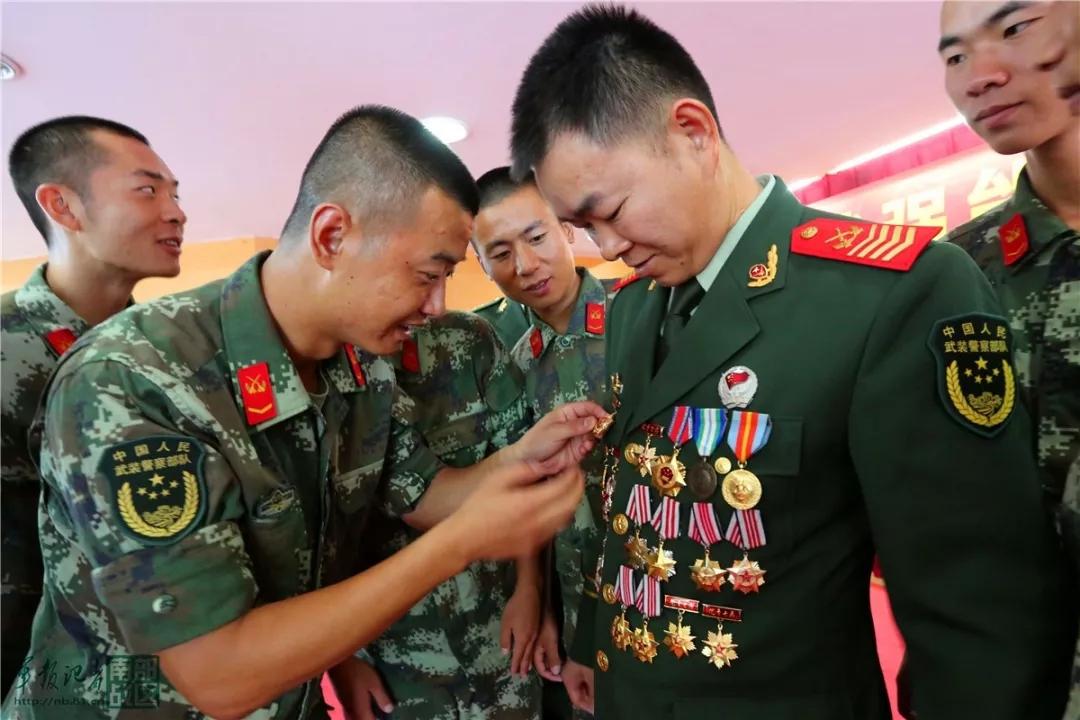 一级军功章获得者，荣耀背后的英勇事迹与无私奉献，一级军功章背后的英勇与奉献，荣耀事迹揭示