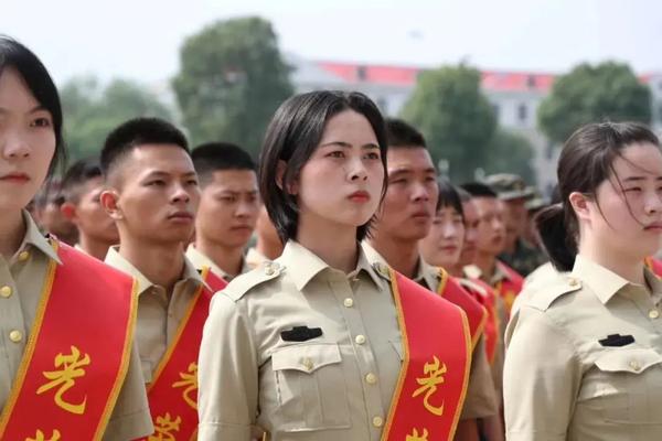 空军军人图片，展现英勇无畏与崇高精神，空军军人英勇风采，无畏战斗，崇高精神展现