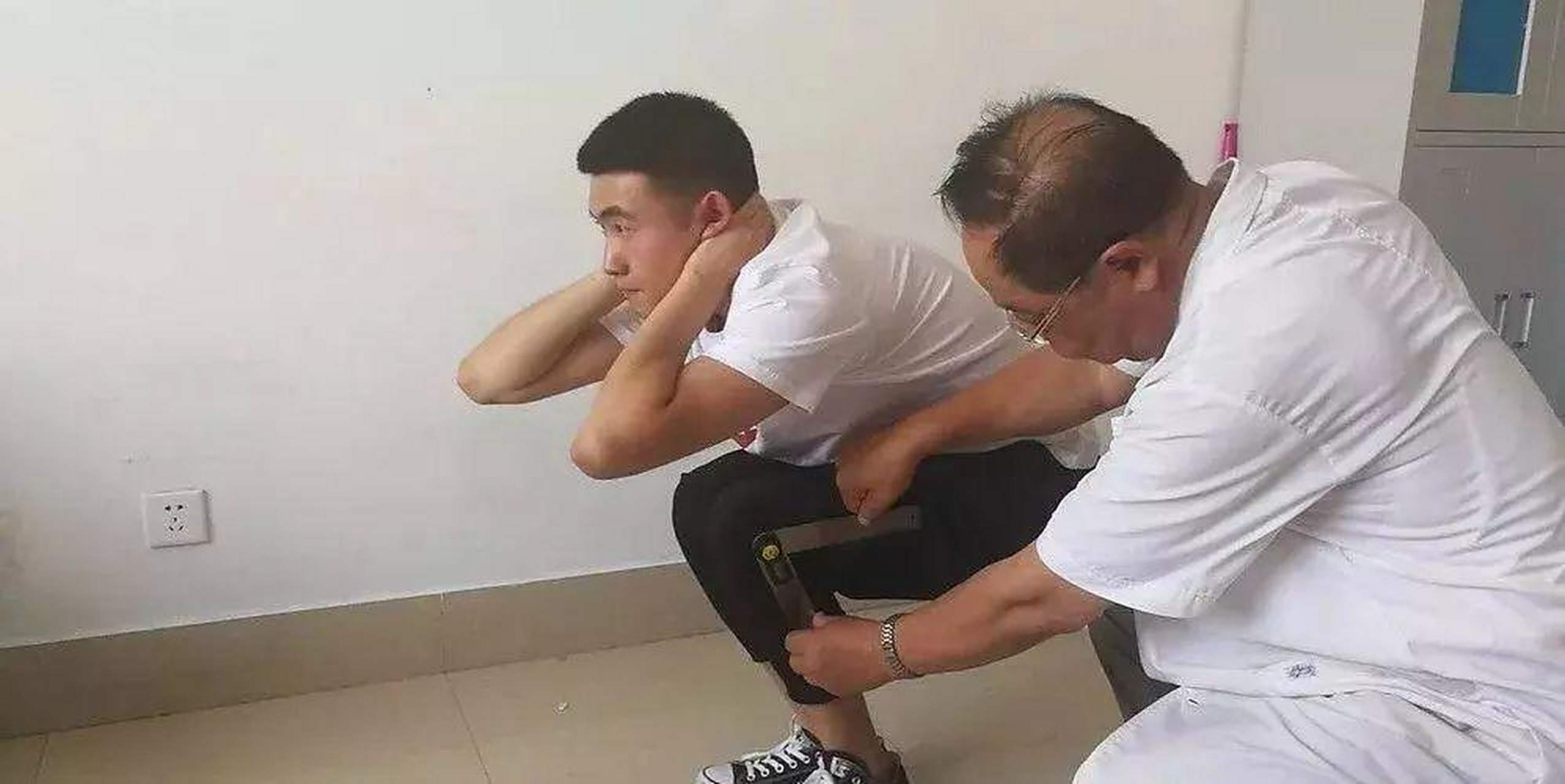 征兵下蹲标准动作详解，征兵下蹲标准动作指南