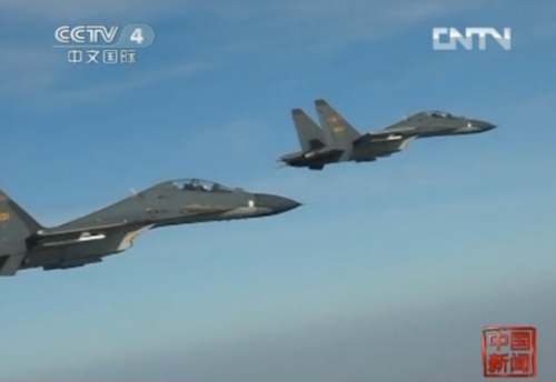 歼-11强势对抗F-18，空中霸主之争，歼-11与F-18的天空霸主之争对决展开