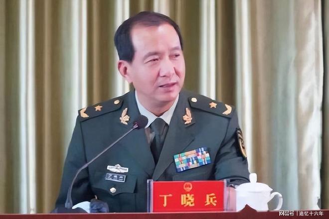 丁晓兵自割右臂背后的故事与图片，丁晓兵自割右臂背后的故事与图片揭秘
