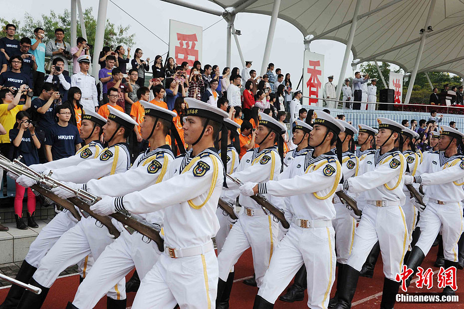 驻港三军仪仗队进场完整视频，展现荣耀与力量的庄严仪式，驻港三军仪仗队庄严仪式，荣耀与力量的展现