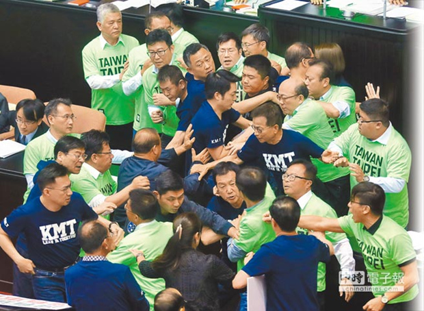 台湾蓝绿阵营，历史演变与现状探析，台湾蓝绿阵营的历史演变与现状探究