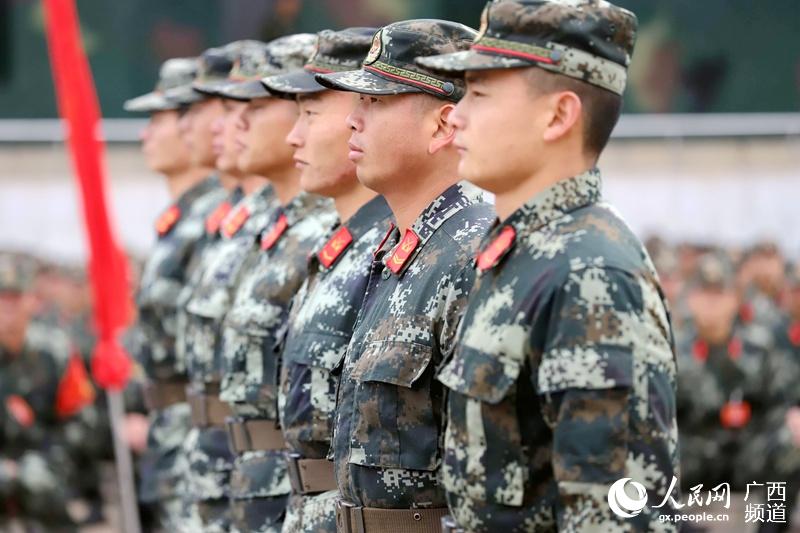 武警新兵风采，图片中的青春力量，武警新兵风采，青春力量的璀璨瞬间