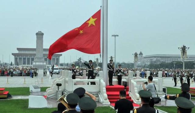 三军仪仗队升国旗——荣耀与责任的象征，三军仪仗队升国旗，荣耀与责任的展现