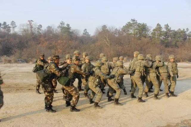星空迷彩服可以随便穿吗？关于服饰选择与着装规范的探讨，关于星空迷彩服穿着规范的探讨，能否随意穿着？