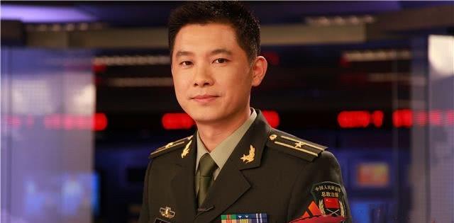 央视军事节目男主持人，铁血与智慧的化身，央视军事节目男主持人，铁血与智慧的完美融合