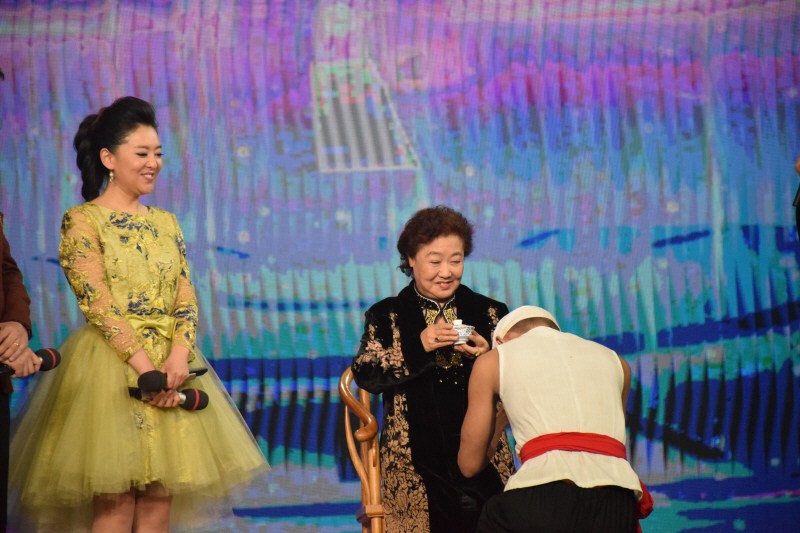 一条大河歌曲，郭兰英的歌声与情感流淌，郭兰英深情演绎一条大河歌曲，歌声与情感共流淌