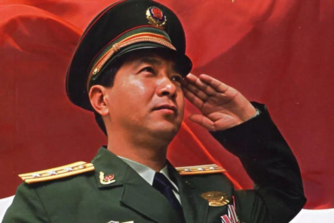 独臂英雄丁晓兵降级背后的故事与勇气，独臂英雄丁晓兵降级背后的故事，勇气与坚韧的见证