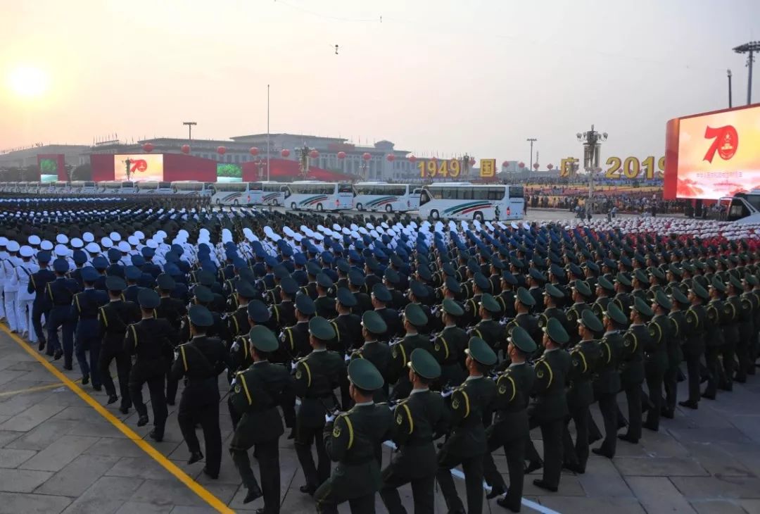 今天阅兵式的壮丽画卷，展现国家力量与荣耀，今日阅兵式壮丽画卷展现国家力量与荣耀风采