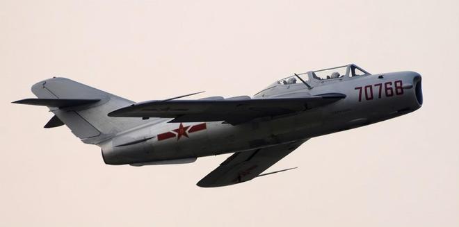 中国歼击机歼-31与歼-20,技术进步的对比与探讨,中国歼-31与歼-20歼击机的技术进步对比与探讨