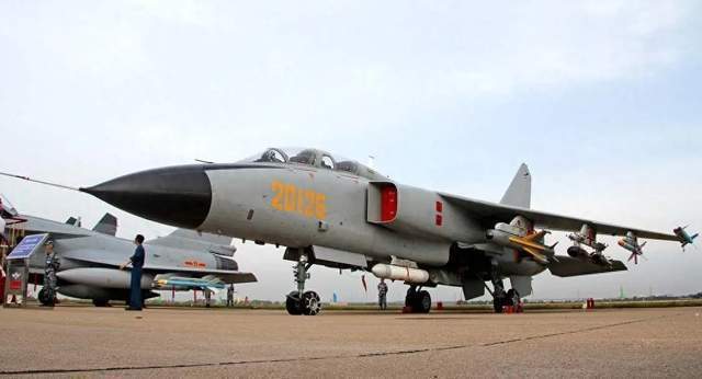 歼八战斗机的外形尺寸详解,歼八战斗机的外形细节详解