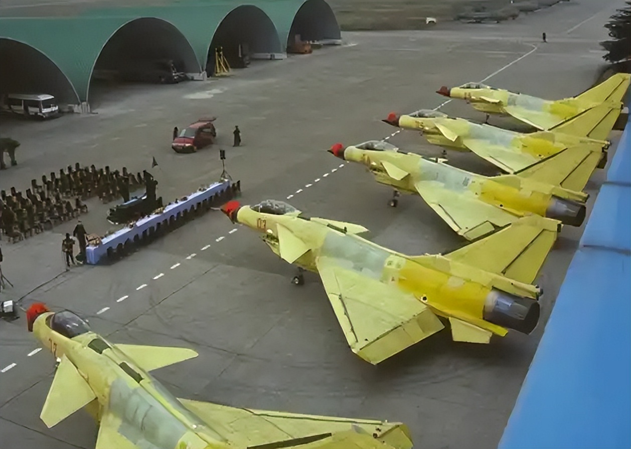 歼-10战斗机机翼折叠方法深度解析,歼-10战斗机机翼折叠技术深度解析